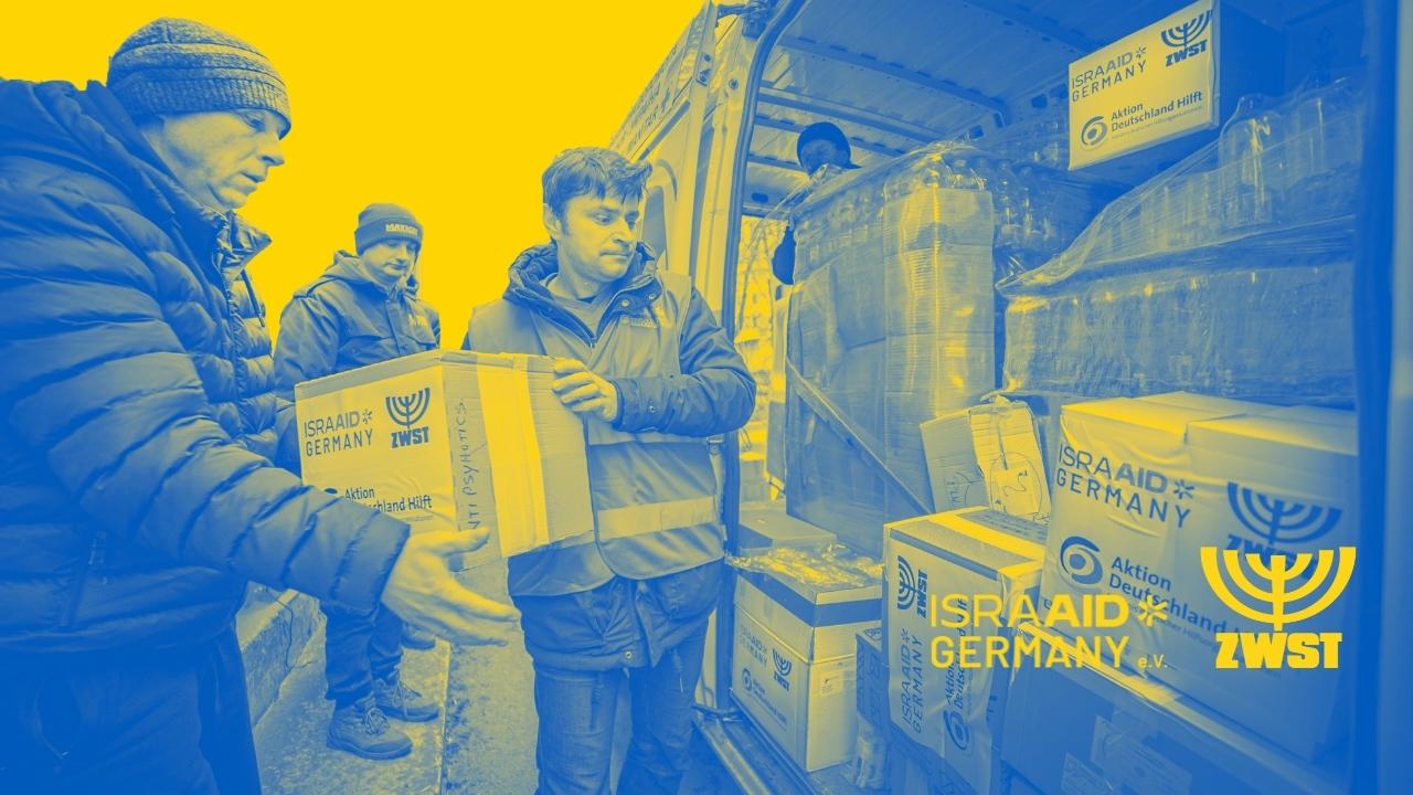 IsraAid Mitarbeiter laden medizinische Hilfsgüter für die Ukraine in Transporter