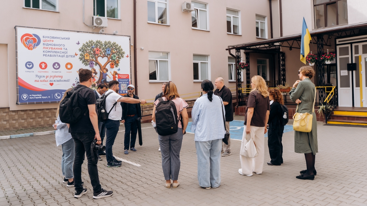 Gruppe Menschen vor einem Gebäude