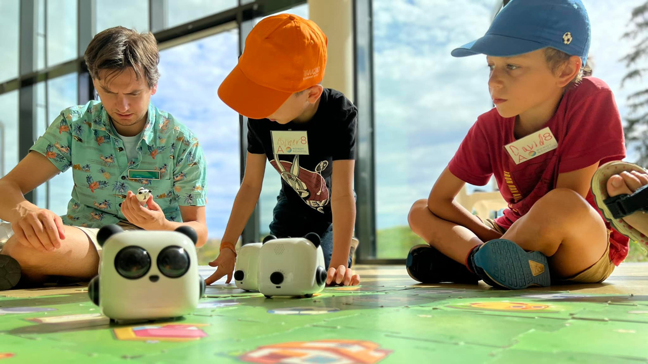 Drei Kinder mit Robotern