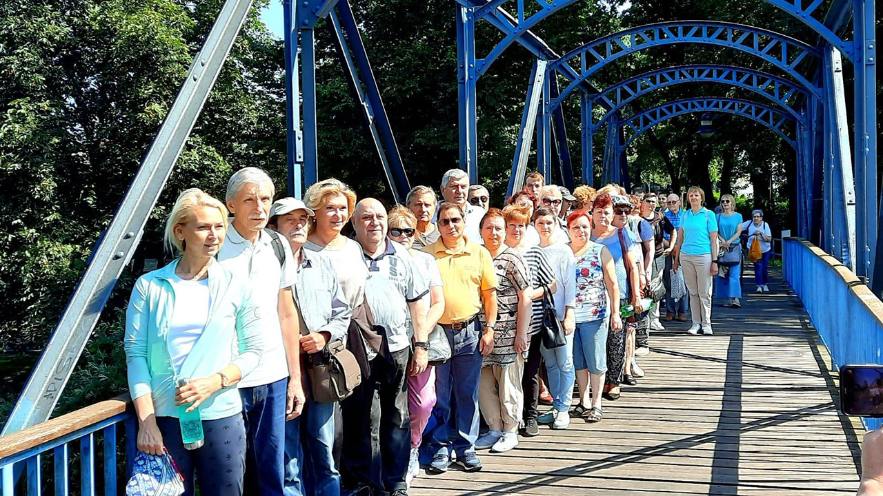 Eine Gruppe steht auf einer Brücke