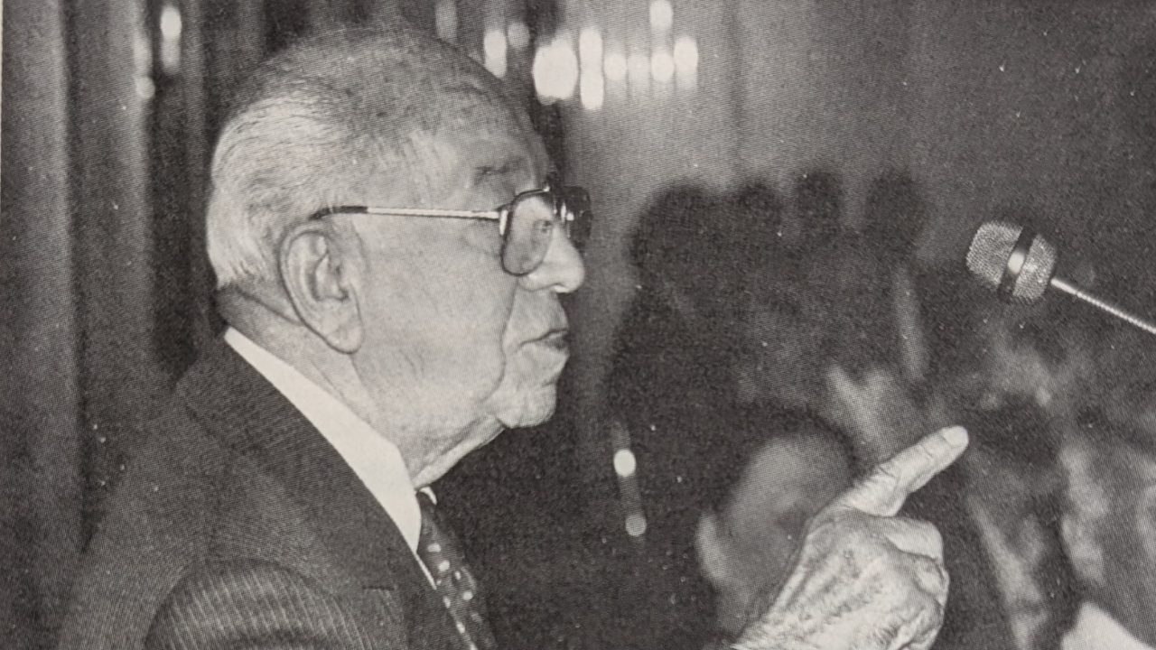 Max Willner am Mikrofon