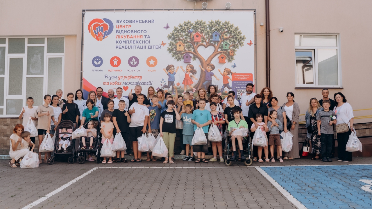 Gruppenfoto vor dem Kinderkrankenhaus in Bukowina