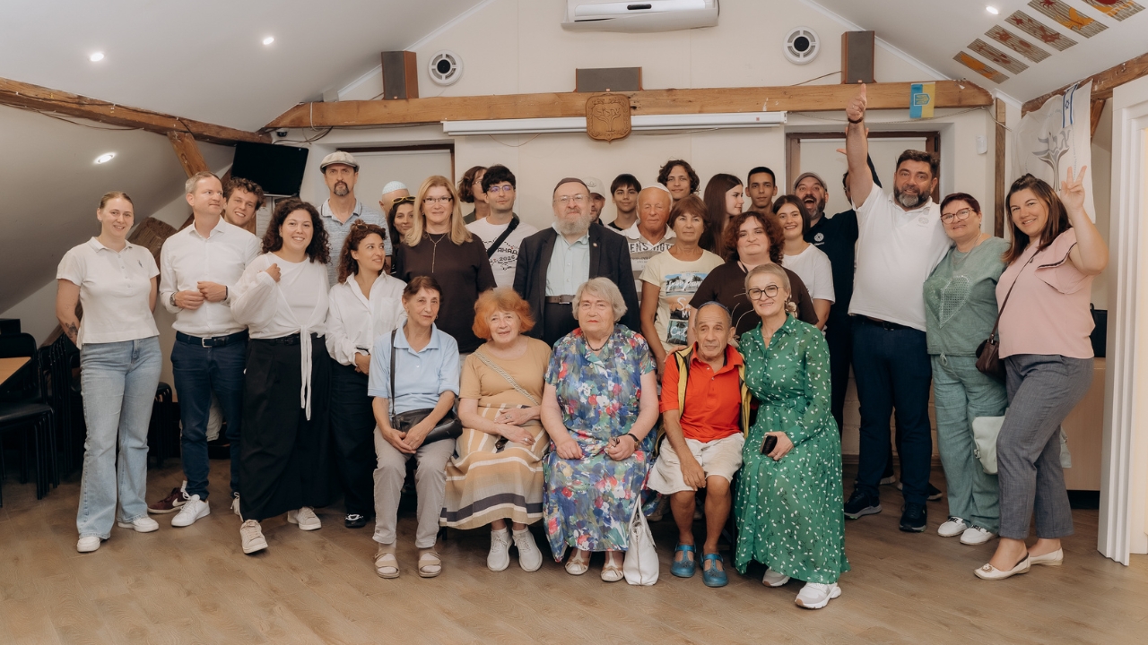 Gruppenfoto von Menschen verschiedenen Alters in einem jüdischen Zentrum