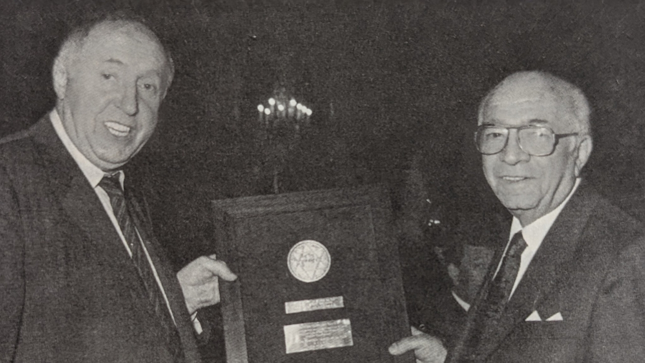 Ignatz Bubis sel. A., Vorstandsvorsitzender der Jüdischen Gemeinde Frankfurt, überreicht Max Willner das Ehrensiegel in Silber der Jüdischen Gemeinde Frankfurt.