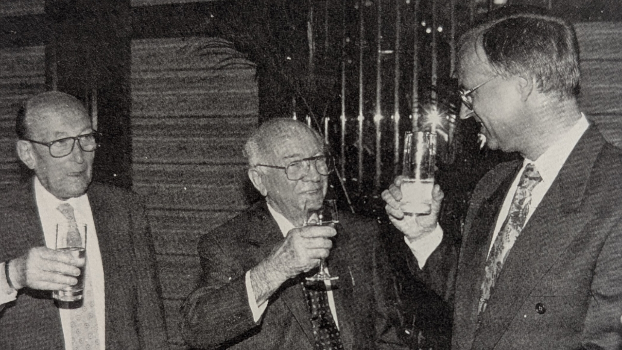 Max Willner mit Sektglas