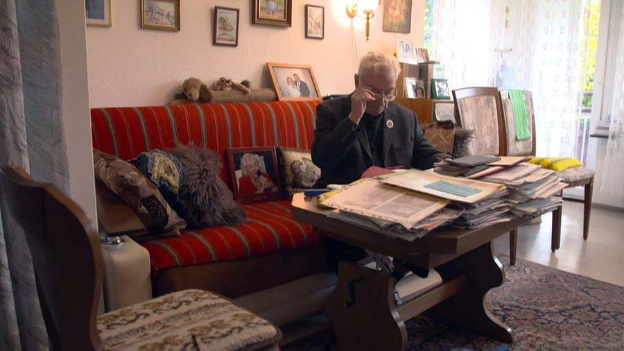 Älterer Mann in seinem Wohnzimmer