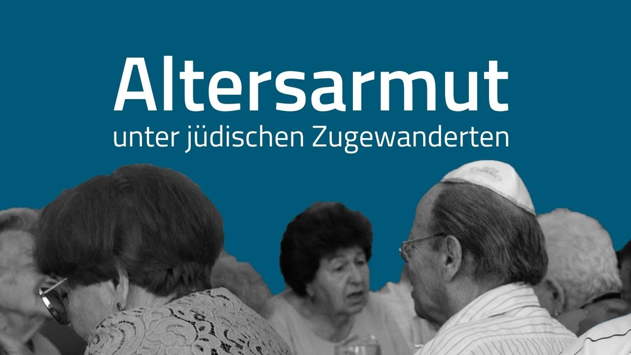 Menschen sitzen sich gegenüber vor blauem Hintergrund