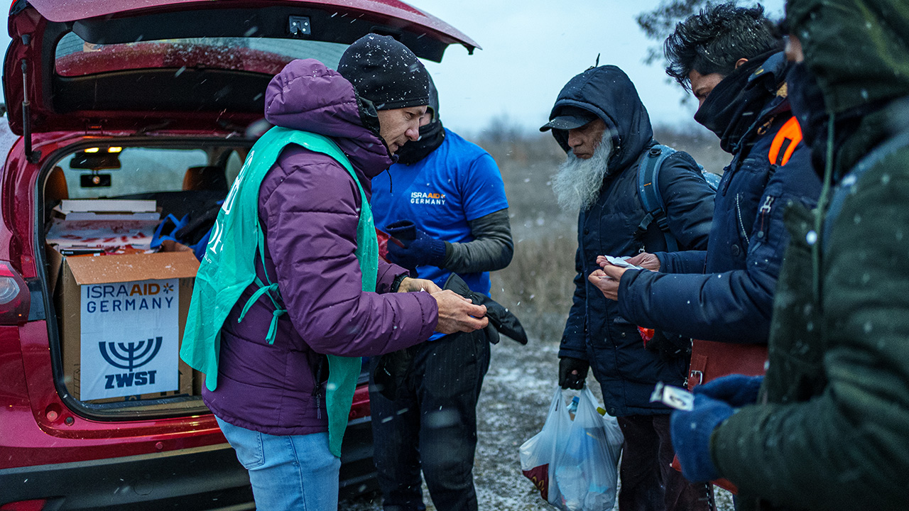 IsraAID Mitarbeiter helfen ukrainischen Geflüchteten an der rumänischen Grenze