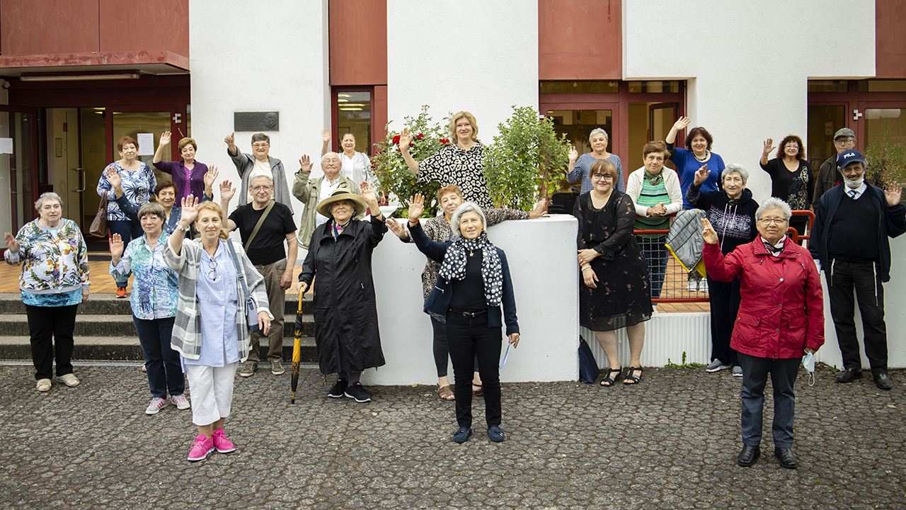 Gruppe von älteren, winkenden Seminarteilnehmenden vor dem Max-Willner-Heim