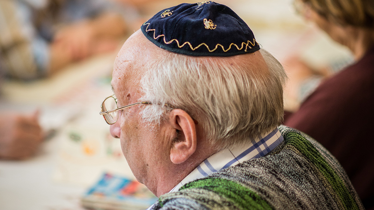 Alter Mann in Kippah im Profil