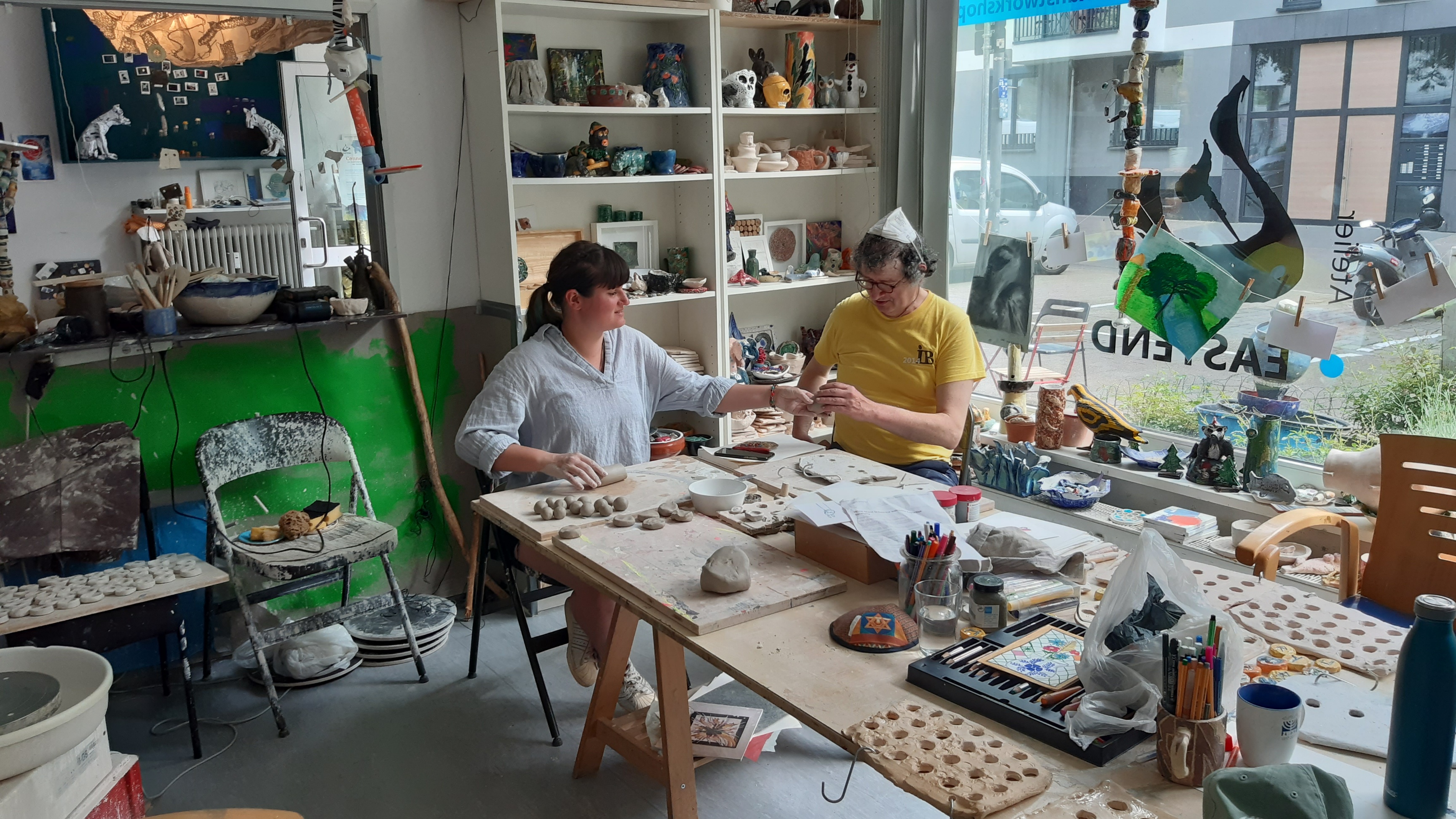 Mann und Frau machen Kunst in einem Atelier