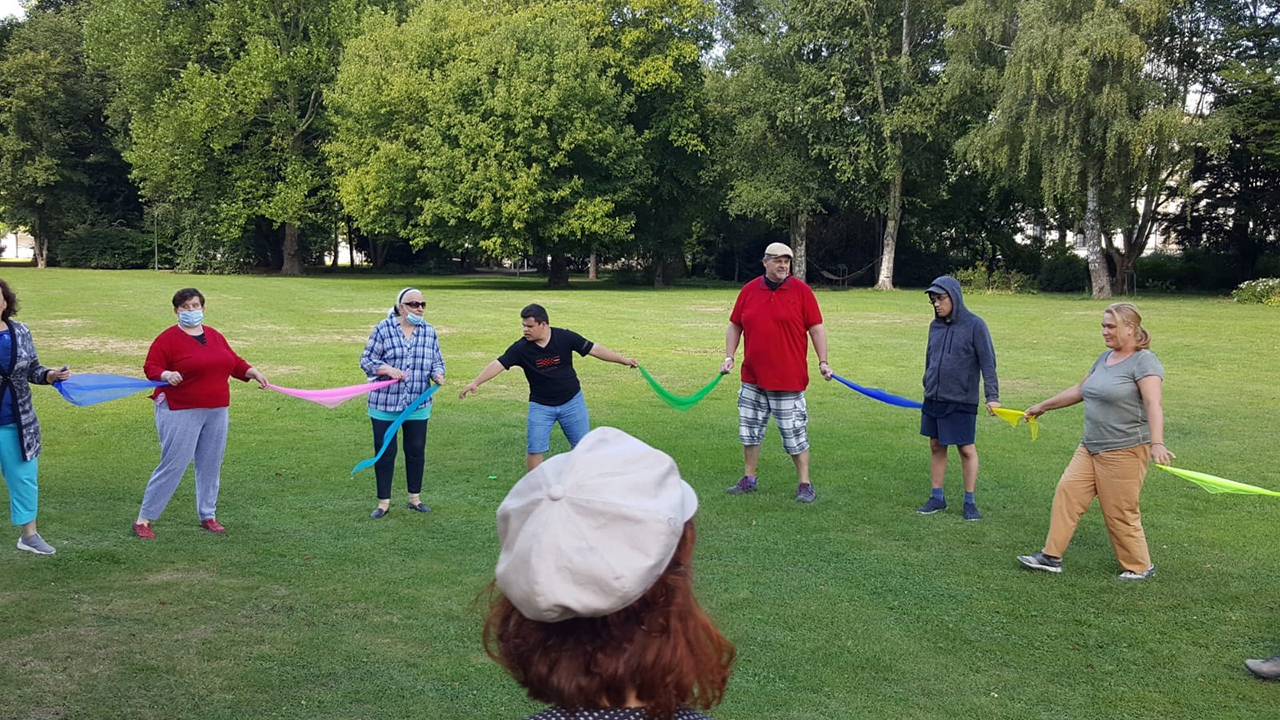 Menschen in einem Park im Kreis