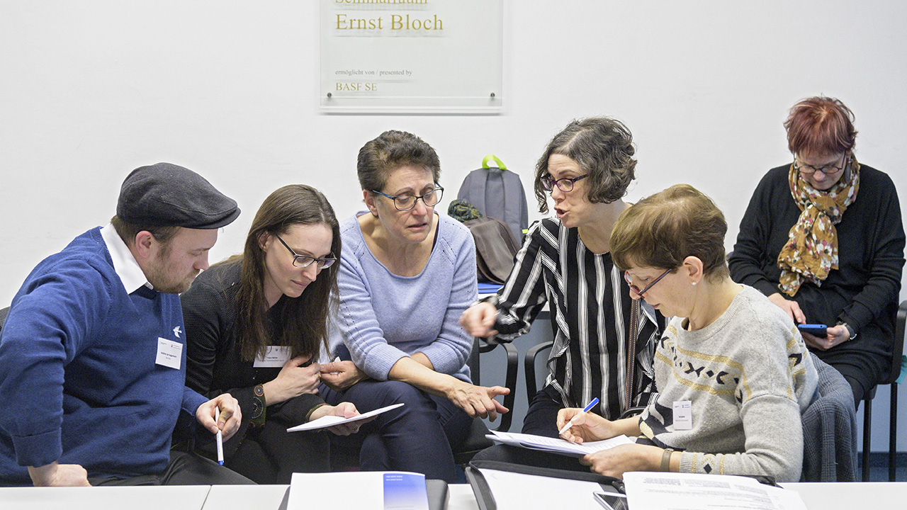 Männer und Frauen in einem Workshop