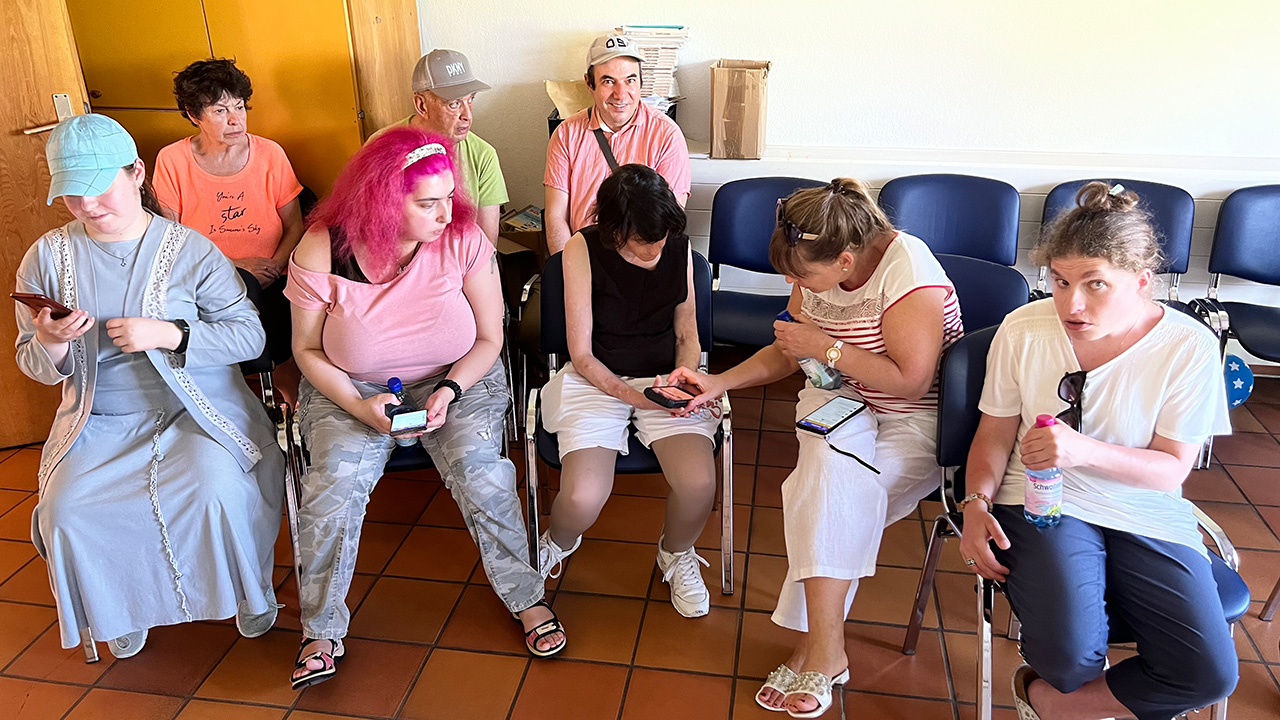 Gruppe von Menschen am Handy