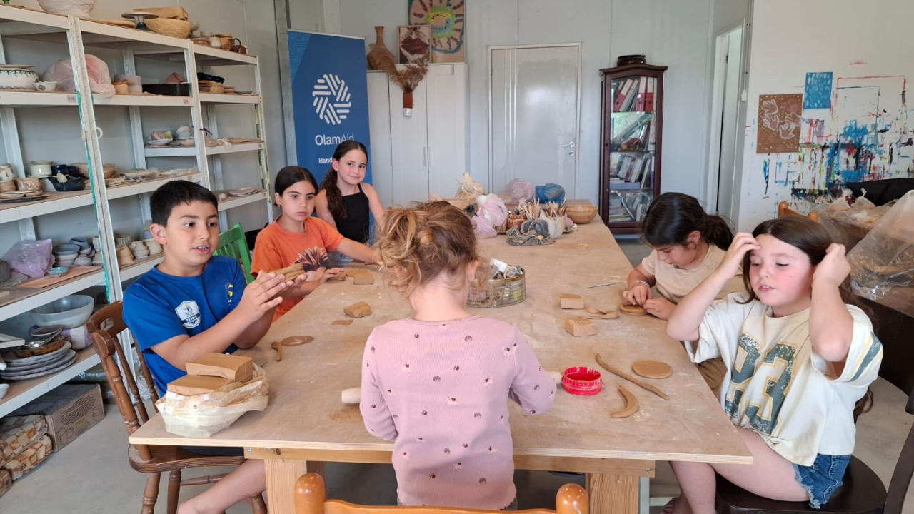 Kinder basteln an einem Tisch 
