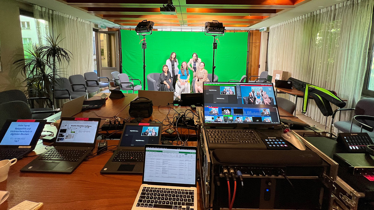 Mabat Team vor Green Screen mit viel Technik, Laptops und Scheinwerfern