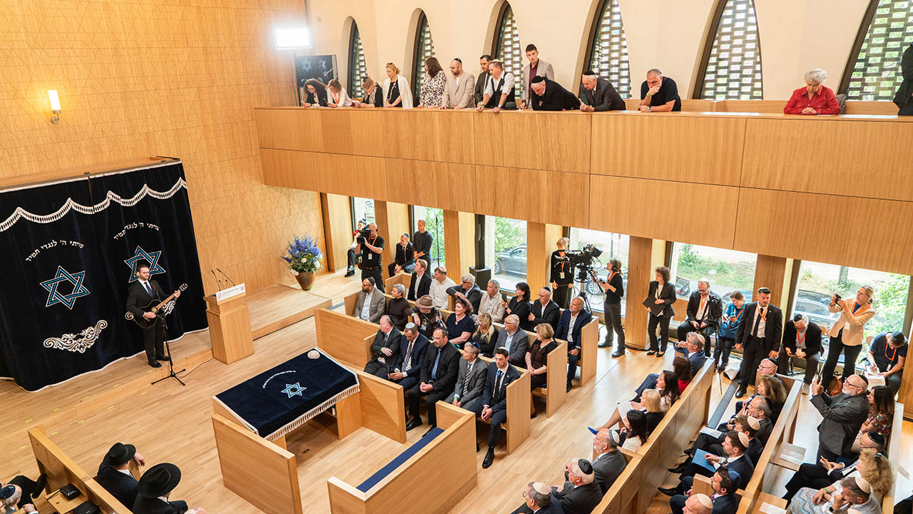 Synagogenraum mit Gästen