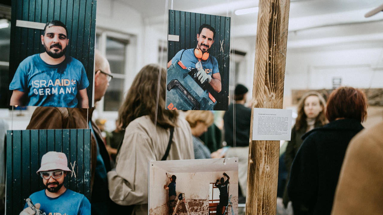 Ausstellungsraum mit Fotos