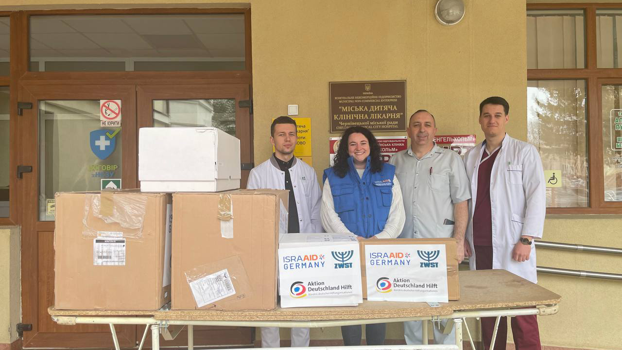 Team von IsraAid Germany mit Kisten vor ukrainischem Krankenhaus