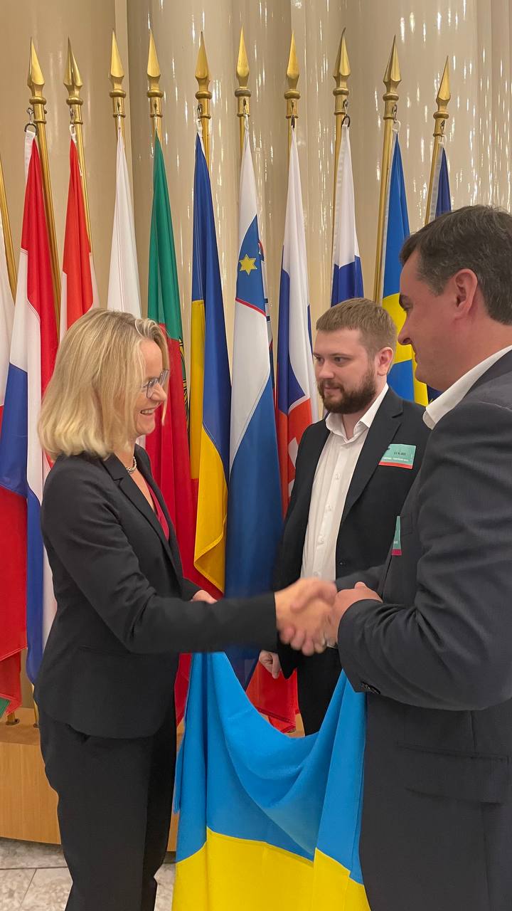Treffen der Delegation aus Charkiw und IsraAID Germany mit Viola von Cramon, Mitglied des EU-Parlaments. 