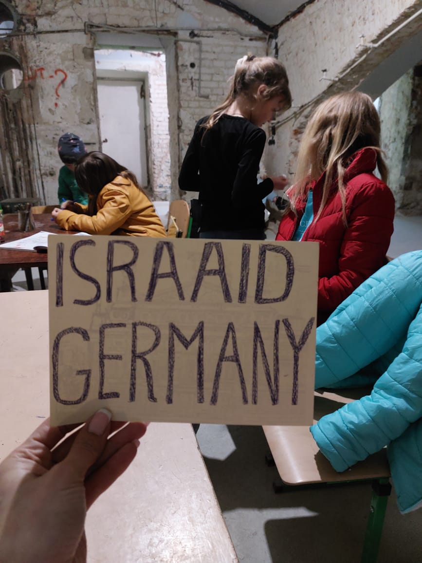 Kinder bemalen Schilder mit IsraAid Germany