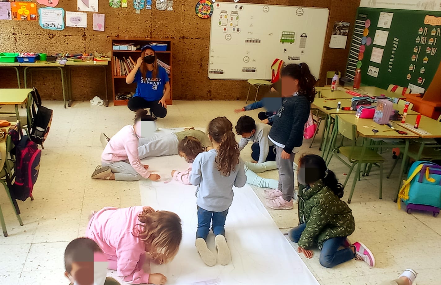 Kunsttherapie mit Kindern im Alter von 6-12 Jahren in der Puerto Naos School