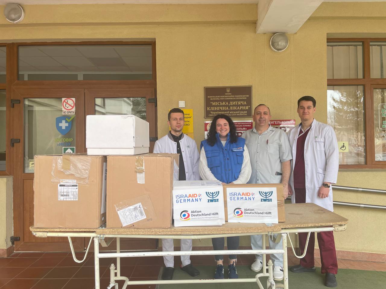 Dr. Aurel Rosca, sein Team und die Projektkoordinatorin Darya von IsraAID Germany beim Kinderkrankenhaus in Chernowitz nach der Lieferung von medizinischer Ausrüstung