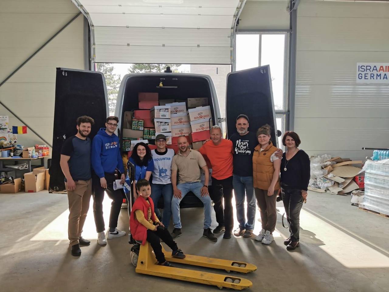Das Team von IsraAID Germany, der Partnerorganisation Rădăuțiul Civic und Aktion Deutschland Hilft in der Lagerhalle an der rumänisch-ukrainischen Grenze. 