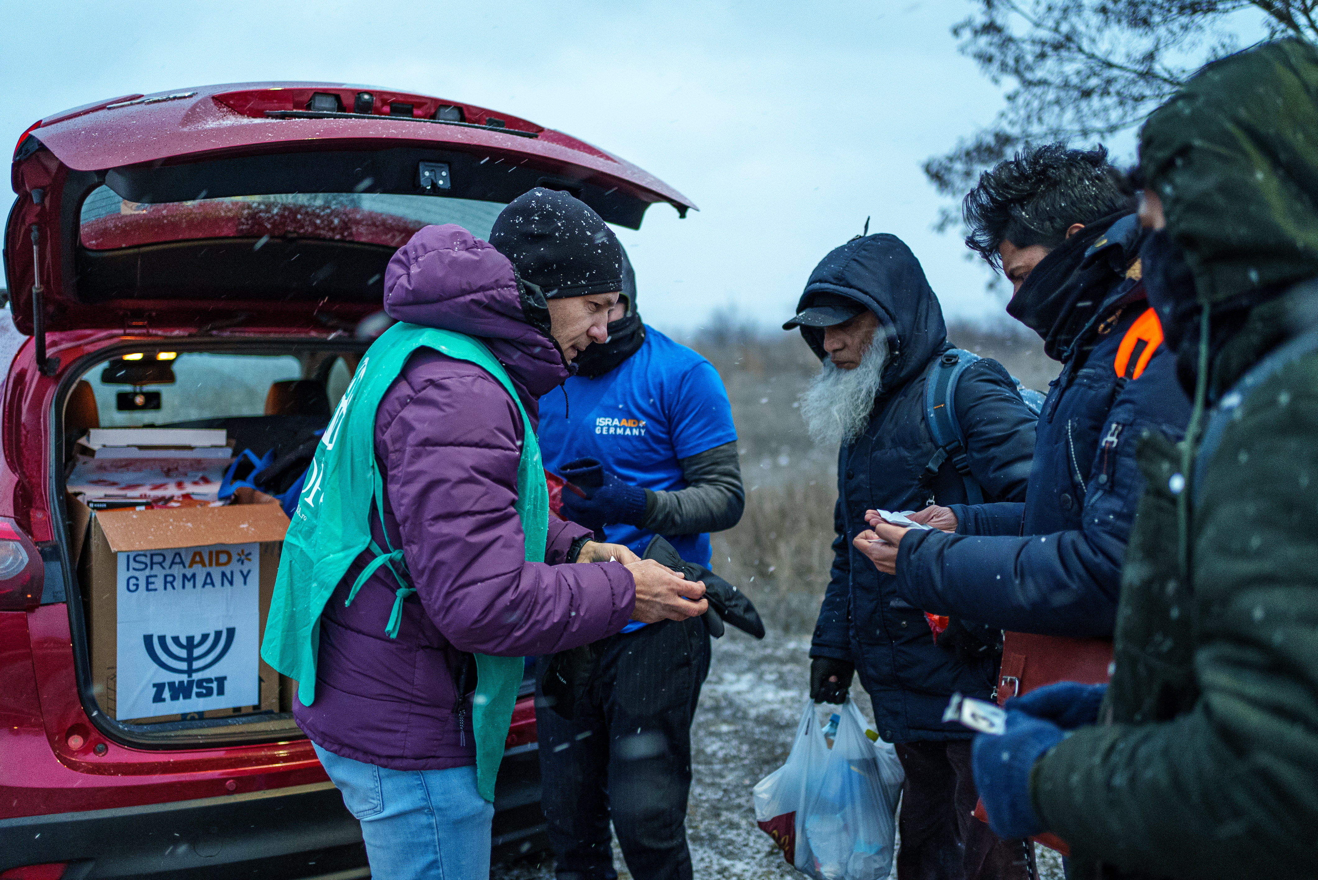 IsraAID Mitarbeiter verteilen Essen und Hilfsgüter an Geflüchtete der Ukraine