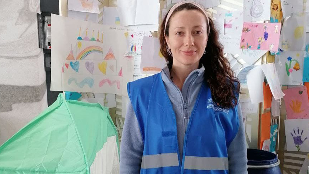 Teammitglied Alisa von IsraAID Germany in der Notunterkunft in Suceava, Rumänien
