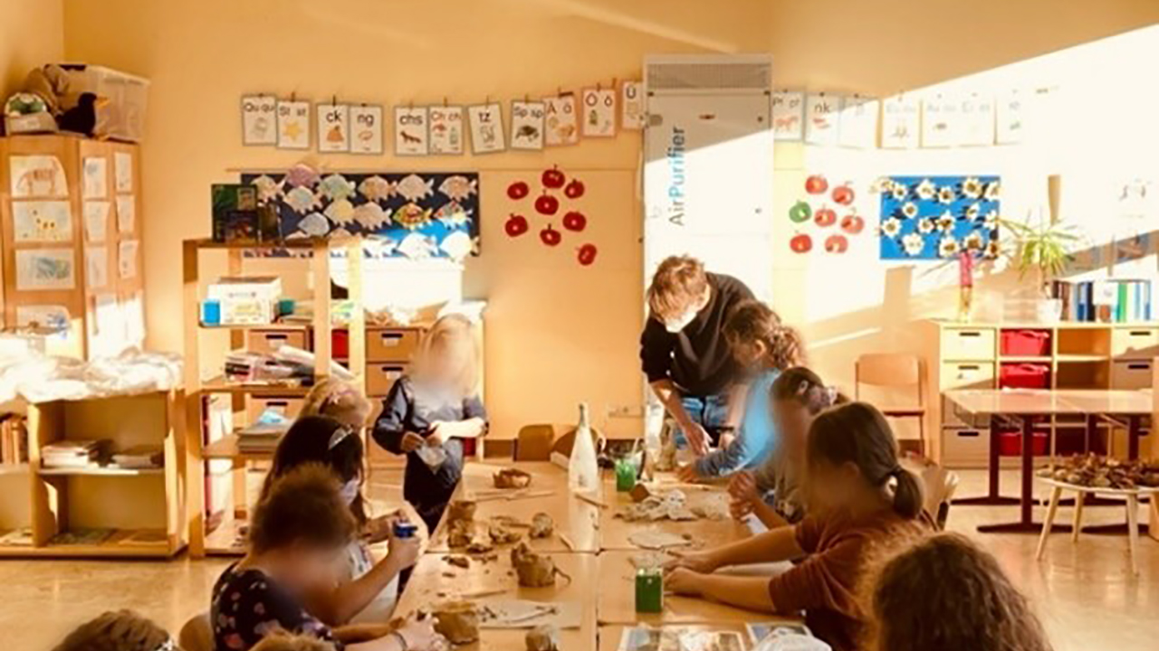 Kinder basteln an einem Tisch