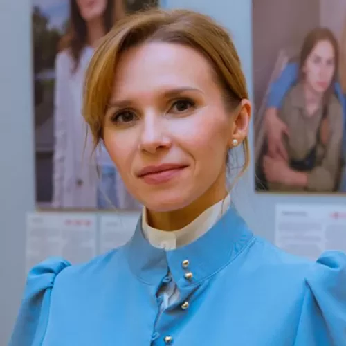 Frau mit Fotoausstellung im Hintergrund