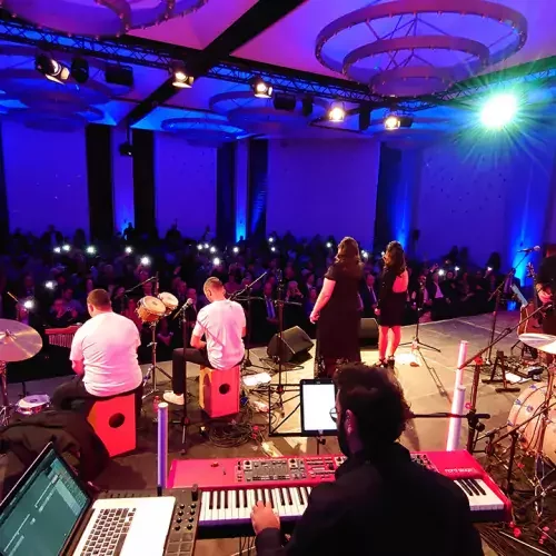 Band spielt vor Publikum