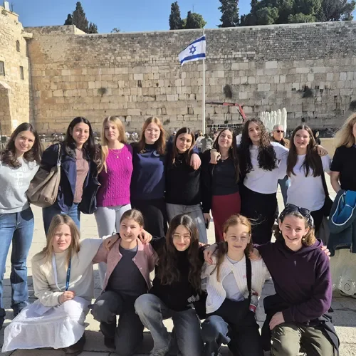 Eine Gruppe junger Mädchen vor der Klagemauer