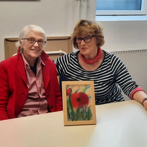 Zwei Damen mit einem Gemälde