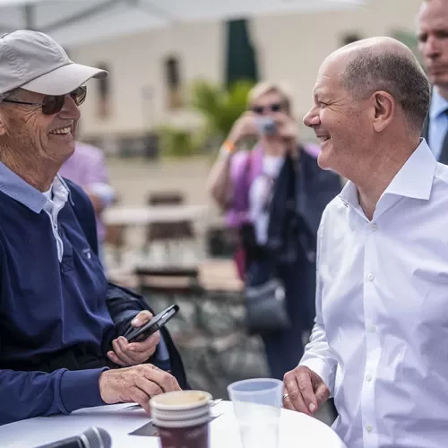 Bundeskanzler Olaf Scholz im Gespräch auf Augenhöhe