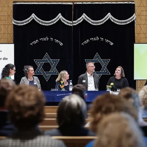 Blick auf eine Podiumsdiskussion
