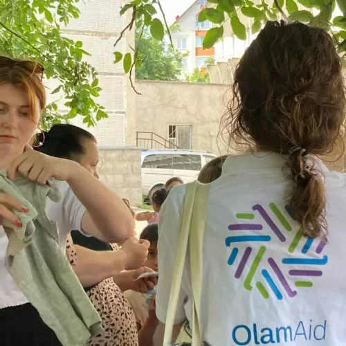 Zwei Frauen bei einer Spendenaktion