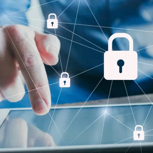 Ein Mensch bedient ein Tablet