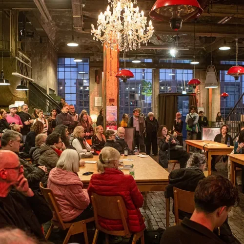 Podium mit vielen Zuhörenden