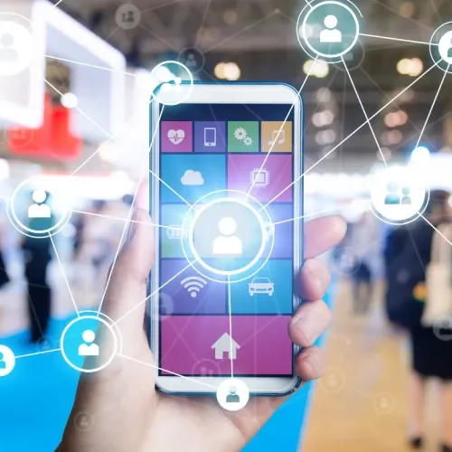 Ein Mobiltelefon sendet Signale aus