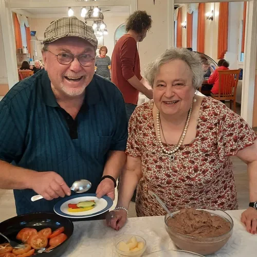 Lachender älterer Herr und lachende ältere Dame