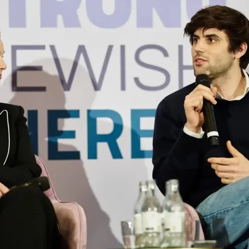 Zwei Menschen auf einem Podium im Gespräch
