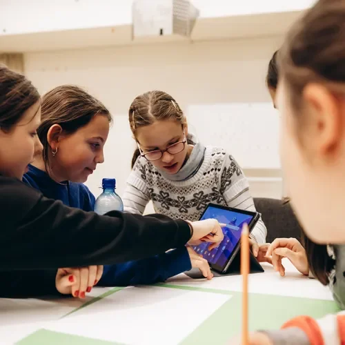 Junge Mädchen sitzen an einem Bildschirm