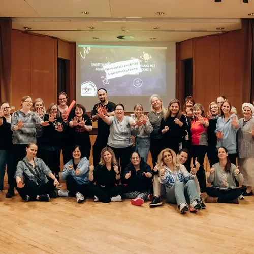 Eine Gruppe gut gelaunter Tagungsteilnehmenden