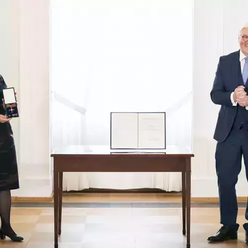 Noemi Staszewski und Bundespräsident Steinmeier im Schloss Bellevue