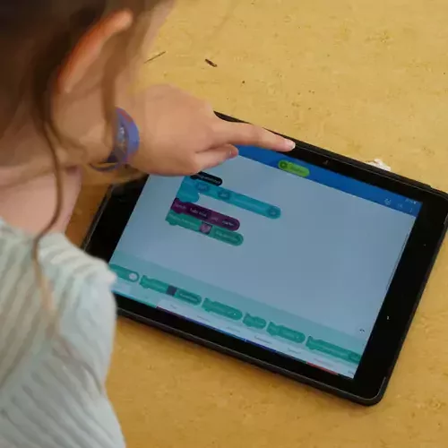 Mädchen tippt etwas auf ein Tablet