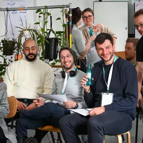 Gruppe junger Menschen lachend auf Stühlen