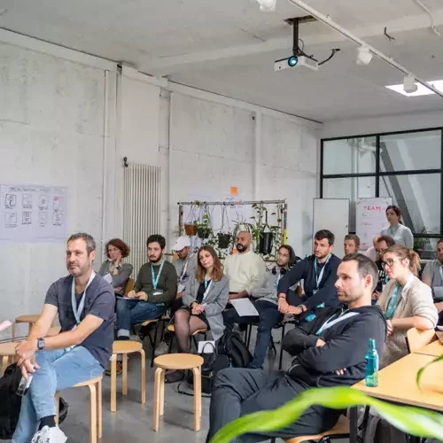 Mann spricht vor Gruppe