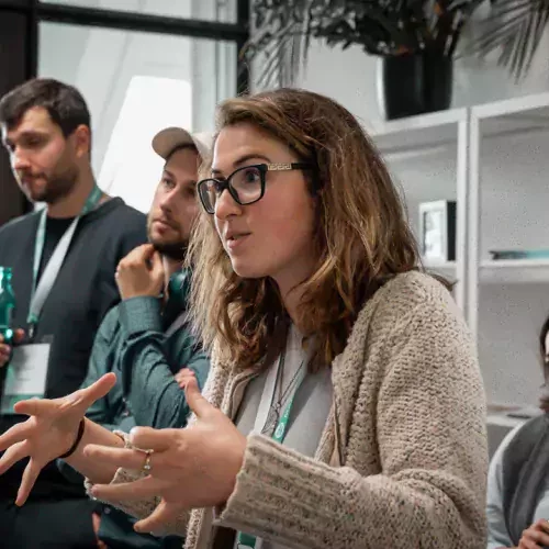 Junge Frau spricht vor einer Gruppe